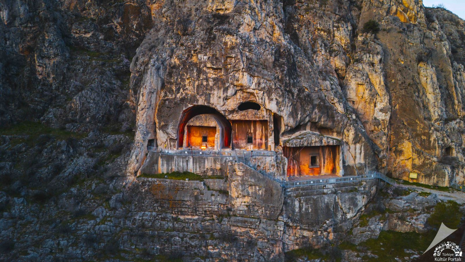 Kral Kaya Mezarları / AMASYA