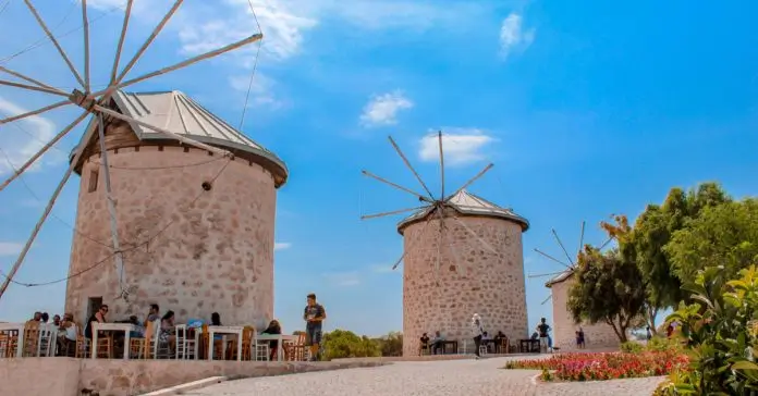 Alaçatı: Taş Sokaklarda Ege Ruhu